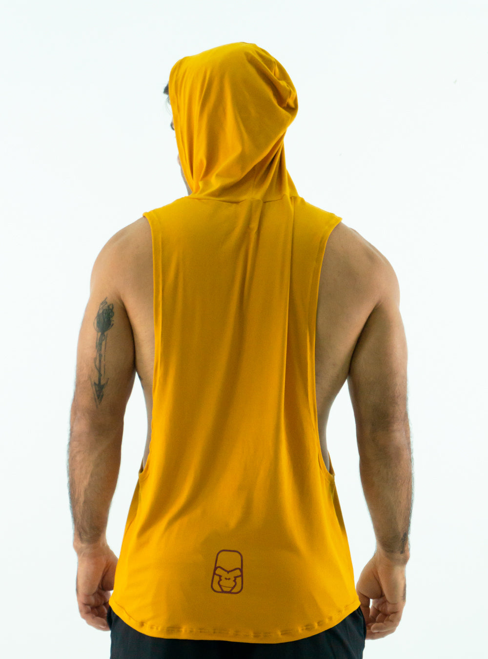CAMISETA ESQUELETO CON CAPOTA MOSTAZA